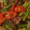 Pad krapau, met kouseband, ui, hete basilicum, chilipepers, spaanse pepers